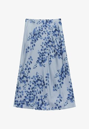 Aangescheurde midi-rok van lichtgewicht, gladde stof met een blauw bloemenpatroon op een lichtblauwe achtergrond en een gerimpelde taille.