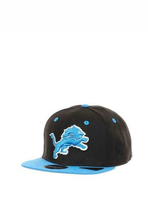 Schwarze und blaue Baseballkappe mit einem blauen Löwenlogo, das vorne eingestickt ist, und blauen Ösen an der Oberseite.
