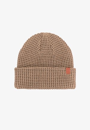 Gebreide beanie muts in lichtbruin, met een opgerolde omslagrand en een gestructureerd patroon. Bevat een klein logo label van bruin leer.