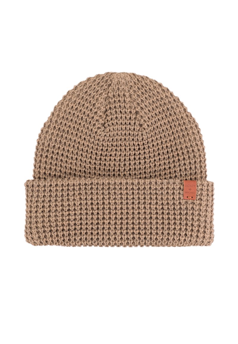 Dziana czapka beanie w jasnobrązowym kolorze, z podwiniętym mankietem i teksturowanym wzorem. Zawiera małą, brązową skórzaną metkę z logo.