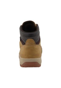 Botte montante marron et beige avec un upper en cuir texturé, un col rembourré et une semelle en caoutchouc. Présente des détails de couture et une languette à l'arrière.