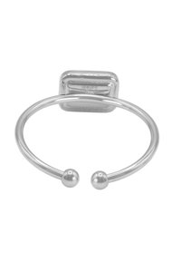 Anello portachiavi in metallo argentato con un corpo circolare, caratterizzato da due piccole palline agli estremi e una parte superiore piatta rettangolare.