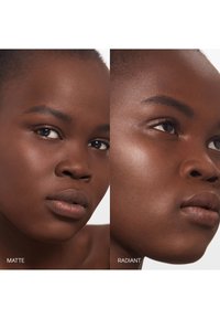 Shiseido SYNCHRO SKIN INVISIBLE SILK LOOSE POWDER - Poeder - radiant