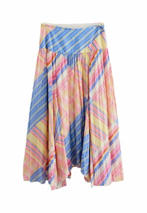 Jupe plissée multicolore avec une large ceinture, présentant des rayures diagonales dans les tons bleu, rose, jaune et blanc sur un tissu fluide.
