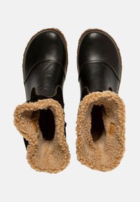 Un par de botas de invierno de cuero negro con forro de borreguito en tan, vistas desde arriba sobre un fondo blanco.
