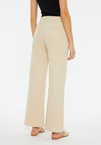 System Action Trousers - crudo