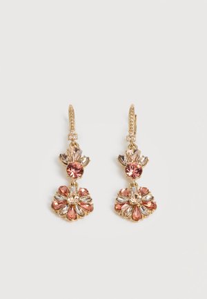 Kullatooni ripats-kõrvarõngad roosade ja selgete kristalllilledega ning sanglaga kinnitusega valgel taustal.