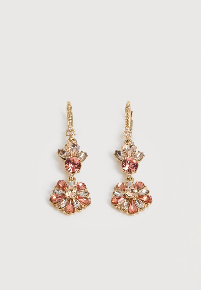 Σκουλαρίκια με κρεμαστό τόνο χρυσού με ροζ και διαφανή κρυσταλλικά λουλουδένια σχέδια και κλείσιμο με μοχλό σε λευκό φόντο.