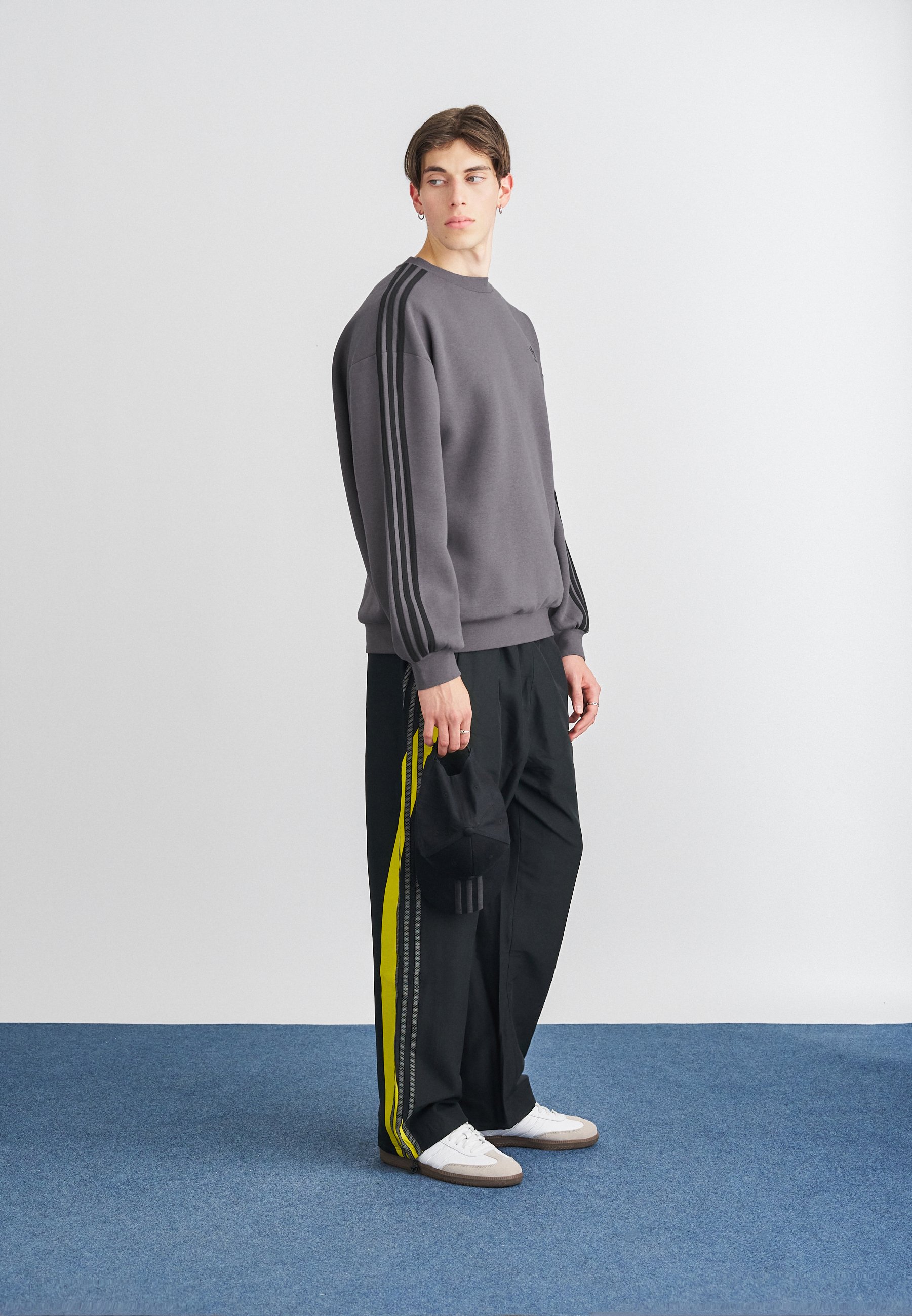 adidas Originals OVERSIZE CREW - Sweatshirt - grey/black/dark grey