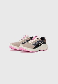 Un paio di scarpe da corsa Salomon beige e nere con dettagli e suole rosa, angolate a destra su uno sfondo bianco.