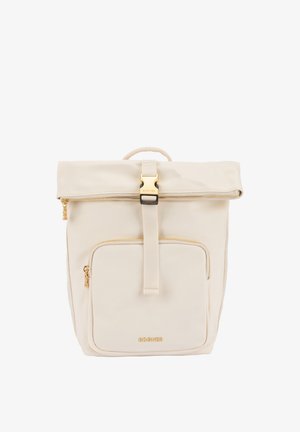 Beiger Rucksack mit Rollverschluss, goldfarbenen Beschlägen, einer vorderen Reißverschlusstasche und einem zentralen Riemen. Glatte Textur und minimalistisches Design.