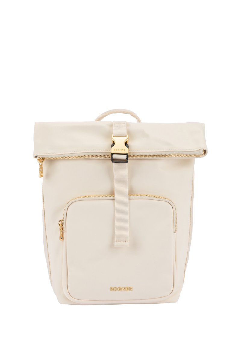 Beige roll-top rygsæk med gulddetaljer, en lynlåslomme foran og en central strop. Glat tekstur og minimalistisk design.