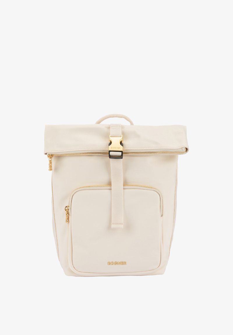 Beige rugzak met een roll-top, gouden beslag, een voorvak met rits en een centrale riem. Soepele textuur en minimalistisch design.