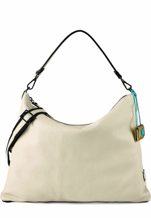 Borsa in pelle strutturata color crema con tracolla nera removibile e piccolo tag marrone e turchese attaccato.