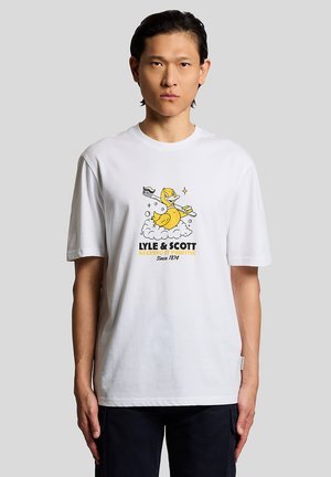 Mand iført hvid T-shirt med gul tegneserieand, der holder en tandbørste, og teksten "LYLE & SCOTT KEEPING IT PRISTINE Since 1874" på forsiden.