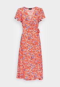 Robe portefeuille rouge à motifs floraux avec manches courtes à volants, un décolleté en V profond et une ceinture nouée à la taille. Le tissu présente un mélange de fleurs bleues et blanches.