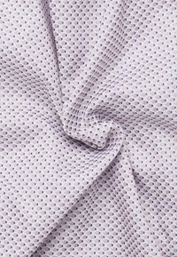 Helles lila gewebter Stoff mit einem Gittermuster und kleinen dunklen Quadraten. Weiche Textur, fällt geschmeidig mit ausgefeilten Details.