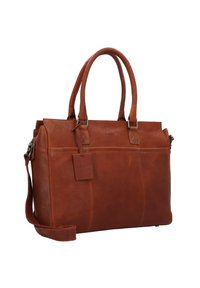 Bolso de mano de cuero marrón con dos asas superiores, una correa de hombro removible, textura sutil, bolsillos frontales y un detalle de etiqueta.