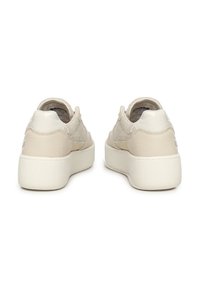 Zapatillas bajas beige con acabado de gamuza texturizada y cuero liso, que cuentan con una suela blanca de goma gruesa y un diseño minimalista.