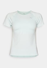 Vaaleansininen Puma lyhythihainen urheilupaita, jossa on pyöreä kaula-aukko ja pieniä Puma-logoja rinnassa ja kauluksessa.