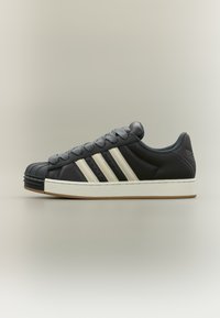 No seleccionado, core black/off white