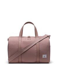 Sac de sport en tissu rose avec des poignées supérieures et une bandoulière amovible. Dispose d'un patch logo à l'avant et d'une surface lisse, légèrement texturée.