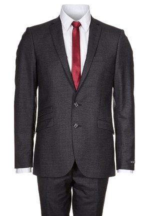 Costume homme gris foncé avec chemise blanche et cravate rouge, veste à simple boutonnage avec deux boutons et revers crantés.