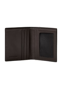 Bruine lederen portemonnee met meerdere kaarthouders, een doorzichtig ID-venster en een gladde textuur. Voorzien van een geëmboste merklogo.