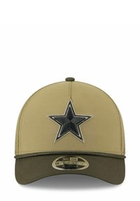 Casquette khaki avec une visière courbée vert foncé, ornée d'une étoile noire brodée à l'avant. Les côtés en maille offrent une respirabilité. Ajustement réglable.