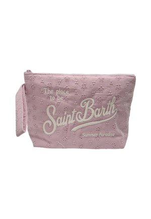 Bustina di tessuto rosa con ricamo floreale e testo bianco con la scritta "The place to be Saint Barth Summer Paradise" e un cinturino laterale per polso.