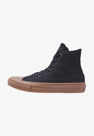 Sneaker nera in tela alta con suola in gomma e punta rinforzata, dotata di occhielli e pannelli laterali testurizzati. Design semplice e funzionale.