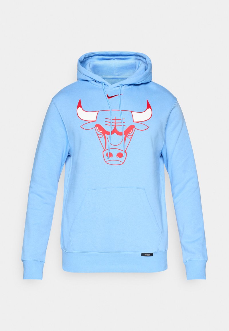 Helles blaues Hoodie mit einer Kängurutasche, versehen mit einem roten Stier-Graphic und einem weißen Nike-Logo auf der Brust. Baumwollmaterial mit weicher Textur.