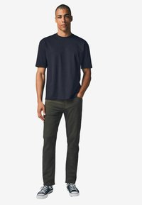 Next COMFORT STRETCH - Vaqueros slim fit - khaki green