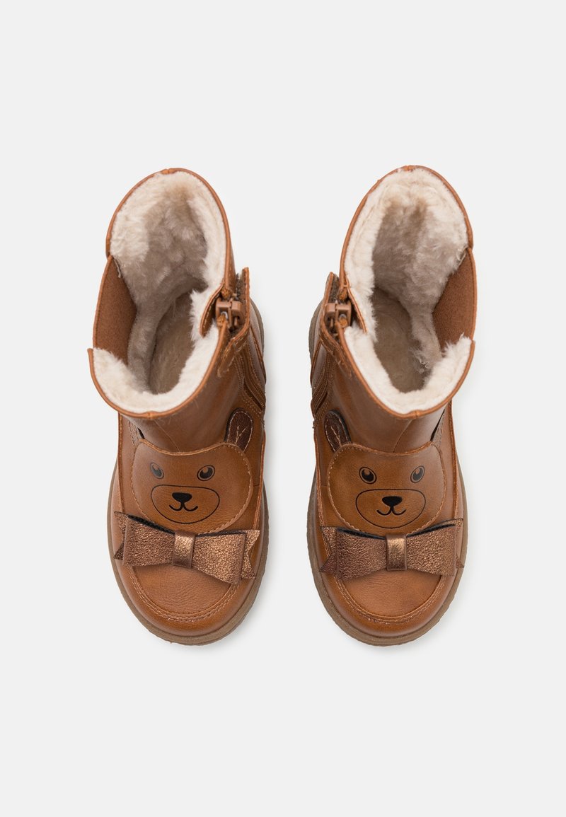 Bottes marron pour enfants avec des visages d'ours, des nœuds décoratifs, des fermetures éclair latérales et une doublure intérieure en fourrure douce.