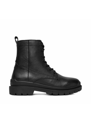 Schwarzer Leder-Schnürstiefelette mit dicker Gummisohle und Zuglasche an der Rückseite, seitlich vor weißem Hintergrund dargestellt.