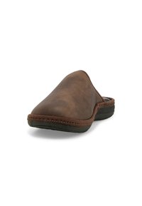 Scarpe slip-on in pelle marrone con una superficie liscia e punta leggermente appuntita. Presentano cuciture visibili attorno alla suola e una suola nera bassa.