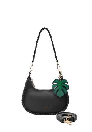 Schwarze, halbmondförmige Handtasche mit geflochtenen Kanten, geflochtenem Schulterriemen, grünem blattförmigem Anhänger und abnehmbarem schwarzem Crossbody-Riemen.