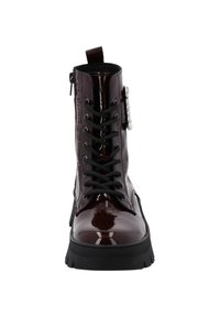 Botín de charol burdeos con cordones negros, cremallera lateral y suela negra elevada. Presenta un acento decorativo en el lateral.