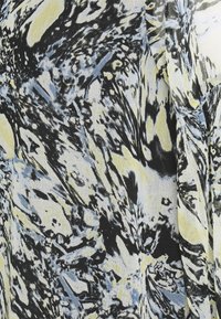 Motif abstrait de tissu avec des formes et textures évoquant des coups de pinceau en noir, gris clair, jaune pâle et bleu.