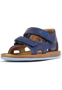 Sandalo in pelle blu navy con due cinturini in Velcro regolabili, design a punta aperta, soletta in pelle marrone testurizzata e suola in gomma blu chiaro.