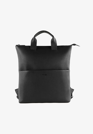 Mochila de cuero negro con acabado texturizado, doble asa en la parte superior, cierre con cremallera y bolsillo frontal. Diseño minimalista con una sutil marca.