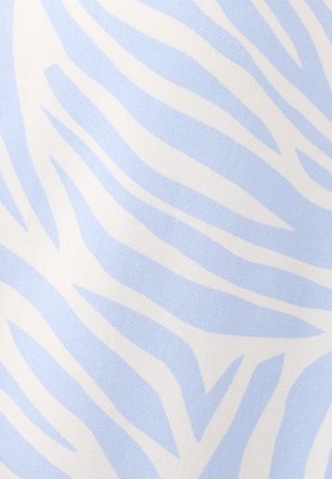Tissu textile présentant un motif rayé de zèbre bleu clair et blanc, avec une texture lisse et un subtil brillant.