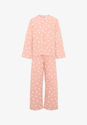 Pijama rosa con mangas largas y pantalones, cubierto de patrones de corazones blancos, mostrado sobre un fondo liso.
