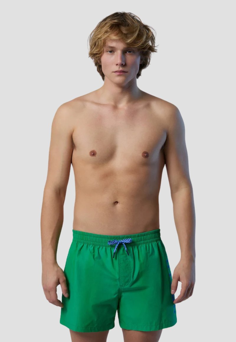 Costumi da bagno verdi realizzati in tessuto leggero, con vita elasticizzata, cordino viola e una vestibilità rilassata.