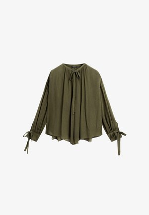 Blusa verde oliva con un design fluido, maniche arricciate e chiusure a fiocco sul collo e sui polsini. Tessuto leggero e testurizzato.