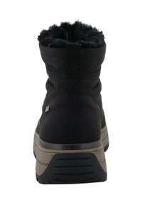 Czarne botki z futrzanym wykończeniem przy kołnierzu, z miękką, wypełnioną konstrukcją, w formie średniego wysokości oraz z teksturowaną gumową podeszwą z rowkami zapewniającymi przyczepność.