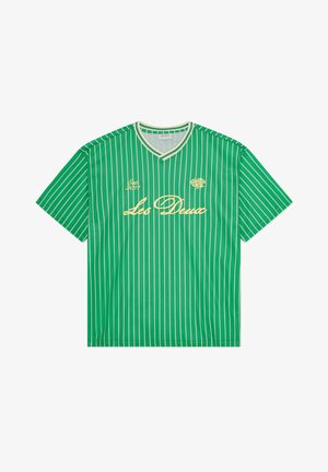 Camiseta deportiva verde de manga corta con rayas verticales blancas, texto "Les Deux", gráfico de una rosa y texto "Est 2017" en color crema.