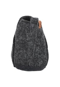 Grijze pantoffel met een ronde achterkant, voorzien van een leren label. De textuur is zacht en de zool is zwart en antislip.