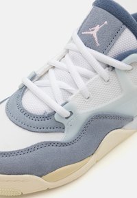 Valge ja helesinine sportlik king, millel on võrkmaterjal ja nahk, ümmargune näputku, nöörid ja roosa Jumpman logo kee peal.