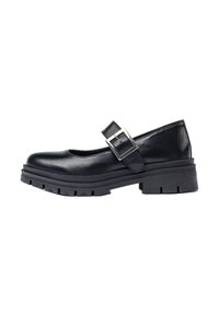 Zapato de cuero negro con punta redondeada y correa de hebilla lateral. Cuenta con una suela negra gruesa y texturizada con un ligero tacón.